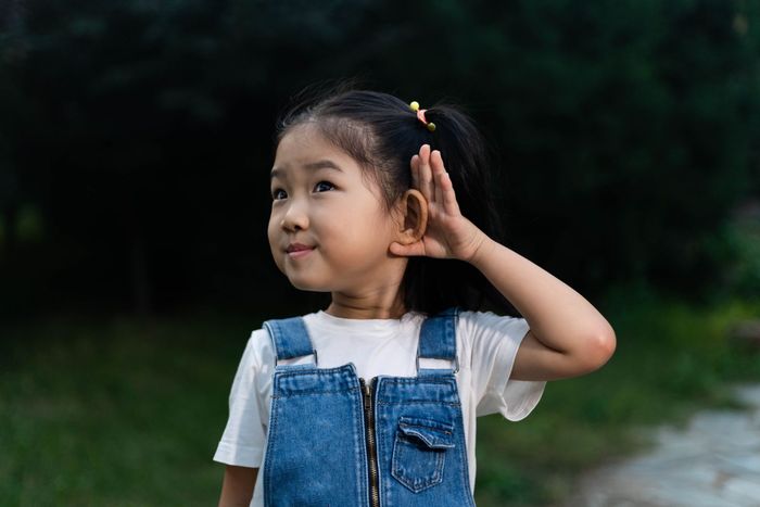 Jeune fille tendant l'oreille